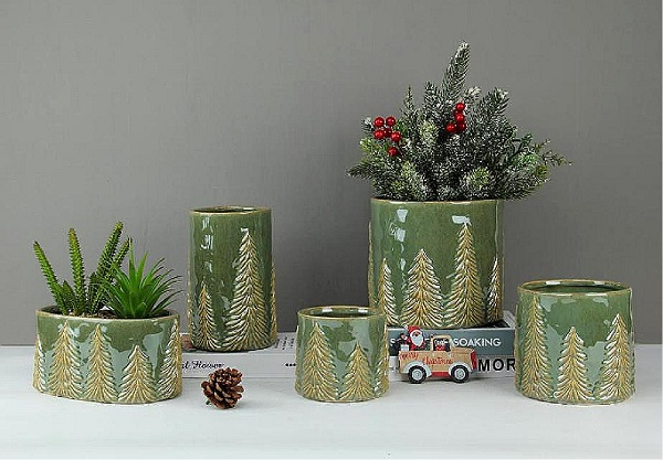 Nyhedsoverskrift: Vil du få julepynt til at have en blid atmosfære? Vil denne vase i keramisk præget fyrretræ være din nye favorit?