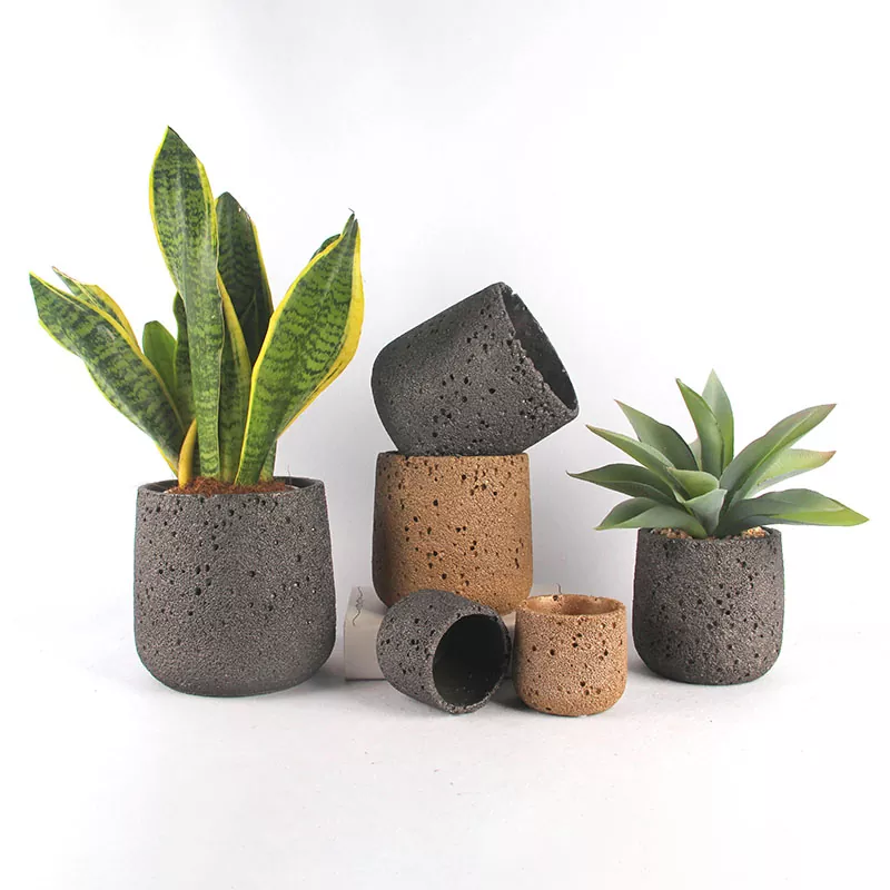 Klassiske plantekrukker i stentøj