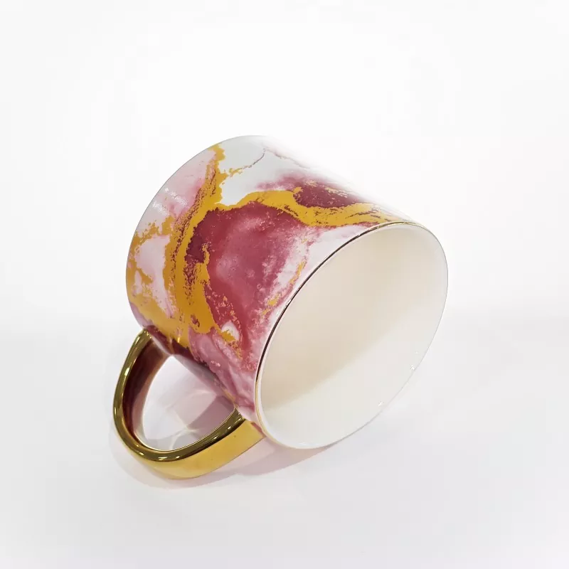 Elegant keramisk krus i marmormønster