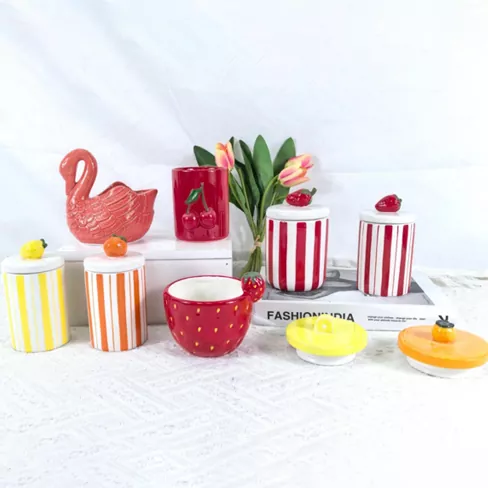 Blomst og frugtformet keramisk lysestager