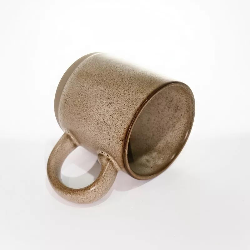 Enkelt moderne keramisk rejsekrus