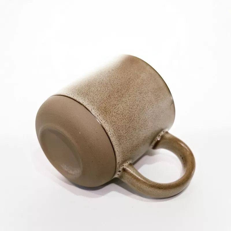 Enkelt moderne keramisk rejsekrus